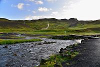 Island: začátek stezky ke geotermální oblasti Hveragerði