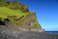 Island: pláž Reynisfjara - čedičové skály