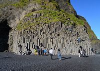 Island: pláž Reynisfjara - čedičové skály