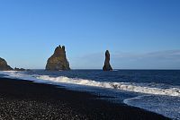 Island: pláž Reynisfjara - čedičové útvary v moři