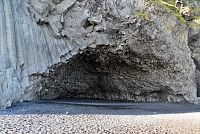 Island: pláž Reynisfjara - čedičová jeskyně Hálsanefshellir