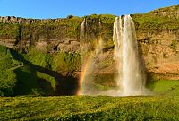 Island: vodopád Seljalandsfoss ve večerním slunci
