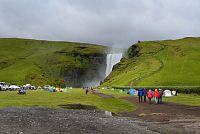 Island: vodopád Skógafoss a kemp Skógafoss