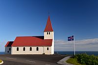 Island: kostel nad městečkem Vík