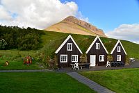 Island: Západní fjordy - skanzen Hrafnseyri