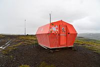 Island: Západní fjordy - záchranná budka (emergency shelter) v horách