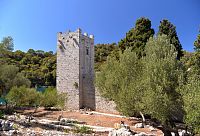 Chorvatsko - ostrov Mljet: Veliko jezero - ostrůvek sv. Marije