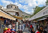 Bosna a Hercegovina: Mostar - ulička ke starému mostu