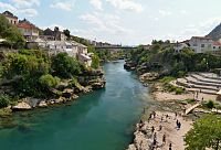 Bosna a Hercegovina: Mostar - pohled ze starého mostu k jihu