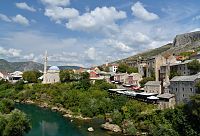 Bosna a Hercegovina: Mostar - pohled ze starého mostu k severu