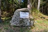 Žulovská pahorkatina: pamětní kámen "Stará země je náš přítel, Robinson Jeffers"