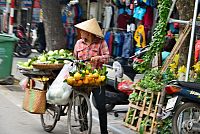 Severní Vietnam: pouliční prodej v Hanoji