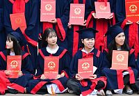 Severní Vietnam: Hanoj - Palác literatury - absolventi