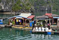 Severní Vietnam: zátoka Cat Ba Bay - plovoucí rybářské vesnice
