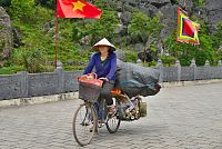 Severní Vietnam: přeprava zboží, u Hoa Lu