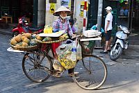 Severní Vietnam: Hanoj - pouliční prodavačka