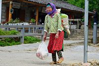 Severní Vietnam: žena z vesnice Sa Phin v oblasti Ha Giang