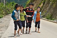 Severní Vietnam: kluci ve vesnici La Pan Tan v oblasti Mu Cang Chai