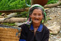 Severní Vietnam: žena z vesnice La Pan Tan v oblasti Mu Cang Chai