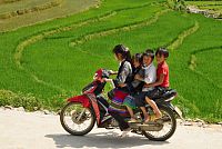 Severní Vietnam: děti na motorce v oblasti Mu Cang Chai