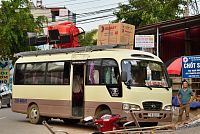 Severní Vietnam: naložený lokální autobus
