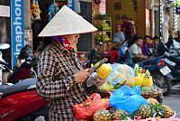 Severní Vietnam: prodavačka ananasů v Hanoji