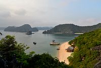Severní Vietnam: ostrov Monkey Island v zátoce Lan Ha Bay - vyhlídka