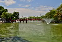 Severní Vietnam: Hanoj - jezero Hoàn Kiếm, červený most Cầu Thê Húc