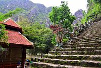 Severní Vietnam: oblast Ninh Binh - vyhlídka Hang Múa
