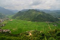 Severní Vietnam: Mai Chau - pohled na údolí z vyhlídky u silnice QL6