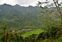 Severní Vietnam: Mai Chau - ze silnice v přírodní rezervaci Pu Long