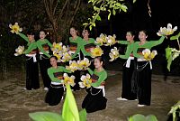 Severní Vietnam: Mai Chau - tanec místních žen etnika Thai