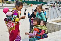 Severní Vietnam: město Sapa - děti Hmongů