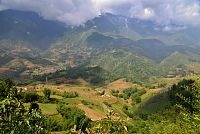 Severní Vietnam: oblast Sapa - údolí Muong Hoa ze silnice TL 152