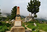 Itálie - Dolomity: památník v sedle Passo di Falzarego