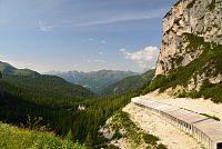 Itálie - Dolomity: silnice s galerií