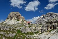 Itálie - Dolomity: Tre Cime di Lavaredo / Drei Zinnen - chata Rifugio Antonio Locatelli / Dreizinnenhütte