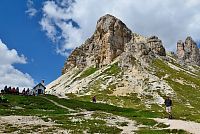 Itálie - Dolomity: Tre Cime di Lavaredo / Drei Zinnen - kaple Chiesetta Alpina a nad ní vrchol Sasso di Sesto