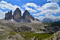 Itálie - Dolomity: Tre Cime di Lavaredo / Drei Zinnen - pohled od chaty Rifugio Antonio Locatelli / Dreizinnenhütte
