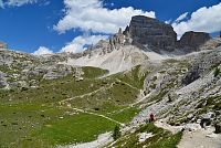Itálie - Dolomity: Tre Cime di Lavaredo / Drei Zinnen - stezka údolím od chaty Rifugio Antonio Locatelli / Dreizinnenhütte