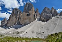 Itálie - Dolomity: Tre Cime di Lavaredo / Drei Zinnen - pohled od chaty Lang Alm