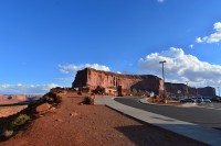 USA - Jihozápad: Monument Valley - parkoviště a Visitor Center