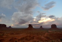 USA - Jihozápad: Monument Valley - slunce zapadlo
