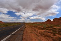 USA - Jihozápad: cestou k Page - vzadu komíny navažské elektrárny