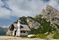 Itálie - Dolomity: sedlo Falzarego - kaple