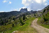 Itálie - Dolomity: stezka č. 441, na obzoru hora Averau