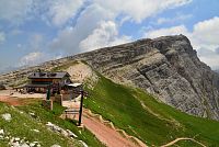 Itálie - Dolomity: chata Rifugio Averau a vzadu hora Nuvolau