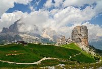 Itálie – Dolomity (3): Cinque Torri (Pět věží) ze sedla Falzarego