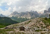 Itálie - Dolomity: Cinque Torri - výhled k masívu Sorapis