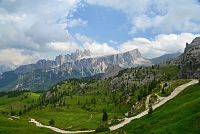 Itálie - Dolomity: Cinque Torri - cesta pod skalami